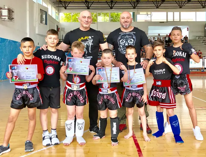 Copii cu diplome după o competiție
