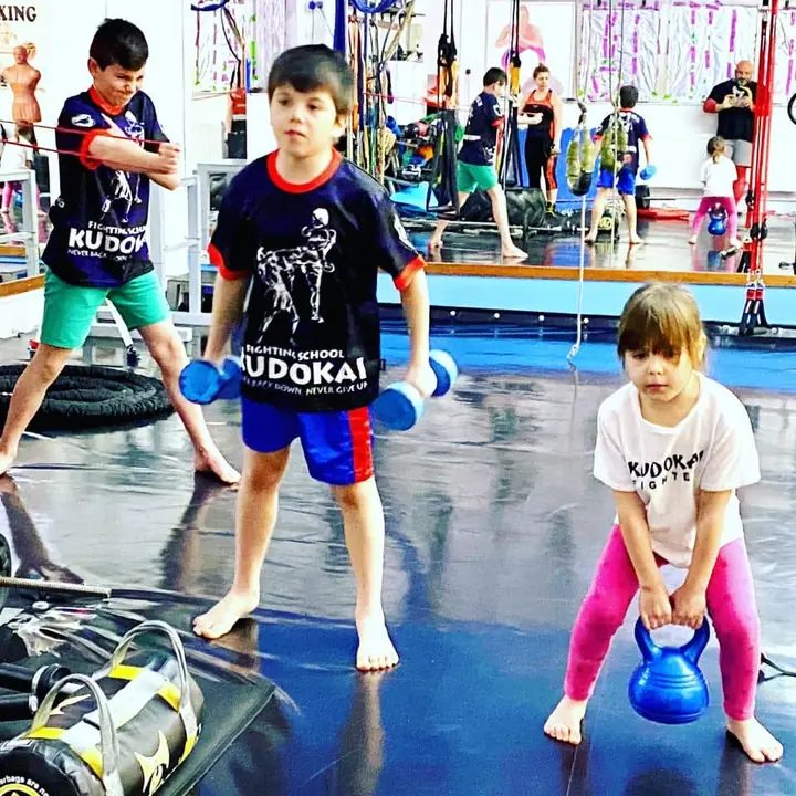 Copii la pregătire fizică cu kettlebell