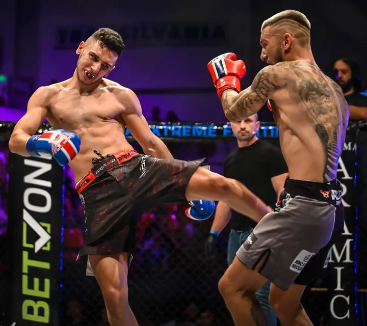 Low kick într-un meci, luptătorul nostru în atac