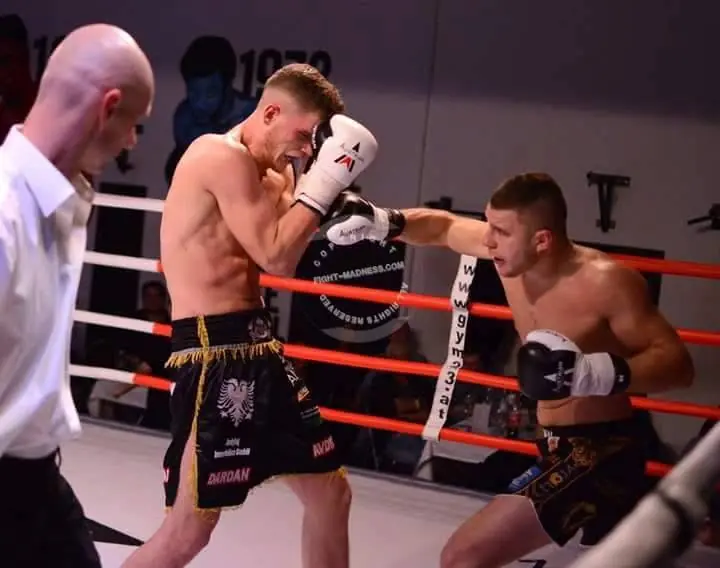 Meci de kickboxing în ring